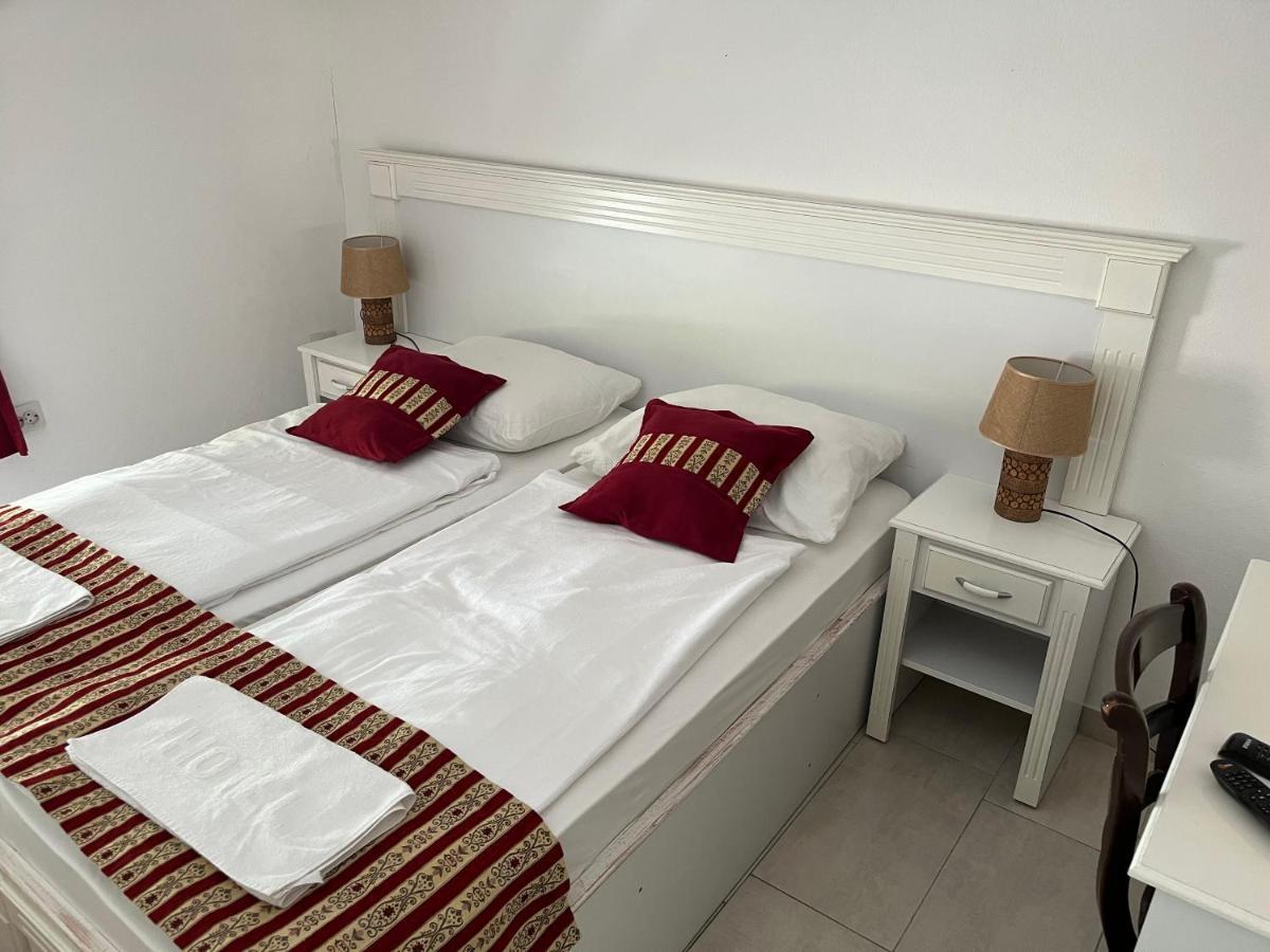 Rooms And Apartments Neron Bihac Lohovo エクステリア 写真