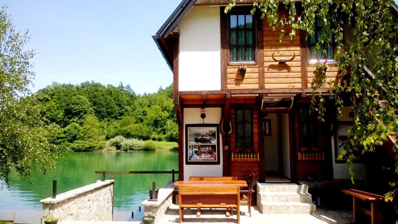 Rooms And Apartments Neron Bihac Lohovo エクステリア 写真
