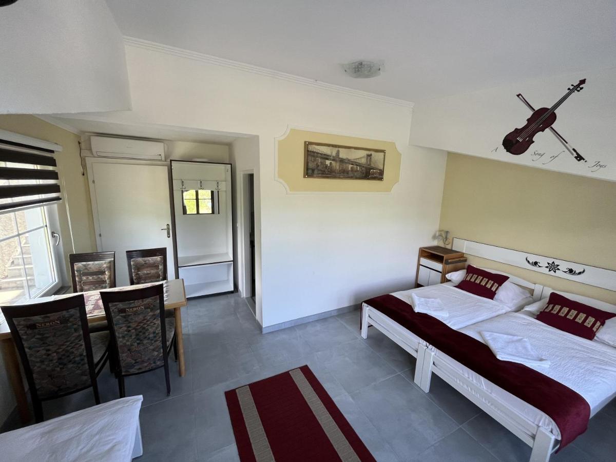 Rooms And Apartments Neron Bihac Lohovo エクステリア 写真