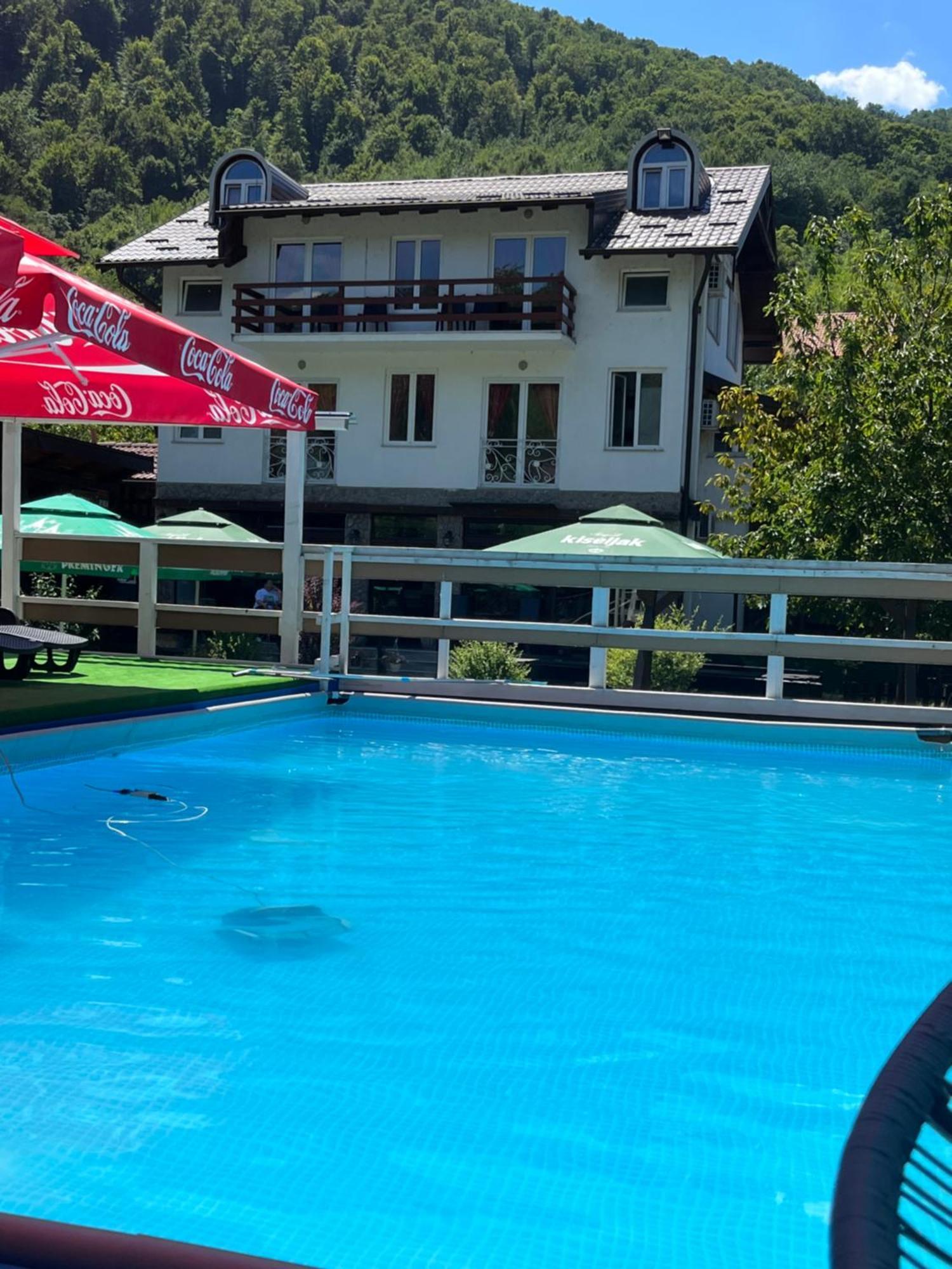 Rooms And Apartments Neron Bihac Lohovo エクステリア 写真