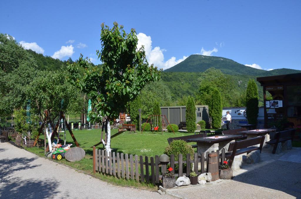 Rooms And Apartments Neron Bihac Lohovo エクステリア 写真