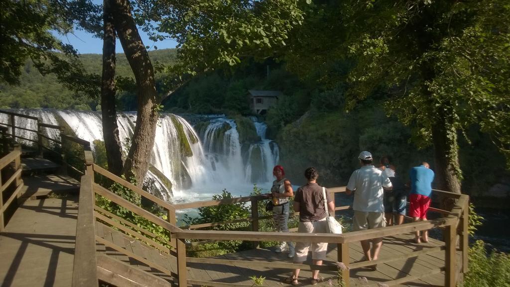 Rooms And Apartments Neron Bihac Lohovo エクステリア 写真