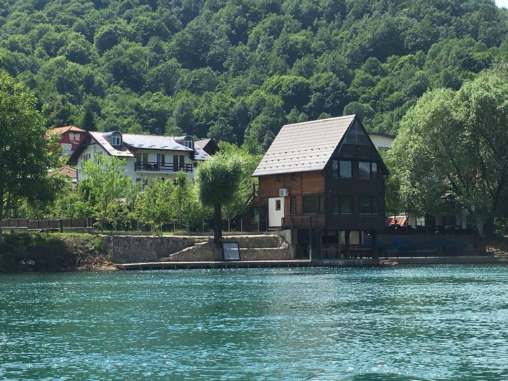 Rooms And Apartments Neron Bihac Lohovo エクステリア 写真